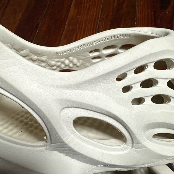 Men’s 11 Adidas Foam Runner Yeezy White Kanye West Slides Slip on Shoes Slippers - Picture 11 of 15